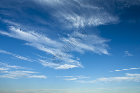 蓝天与卷层云图片