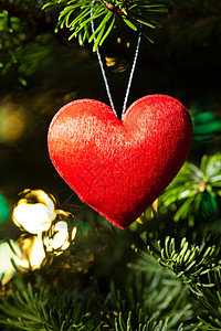 圣诞树上的红心很好照亮背景图片