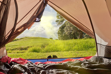 从帐篷内露着睡袋躺在地上的一个帐篷里看到平整的青绿农村图片