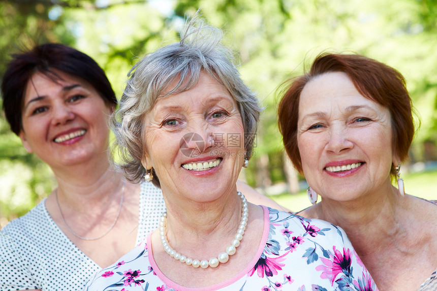 3名年老妇女以微笑观图片