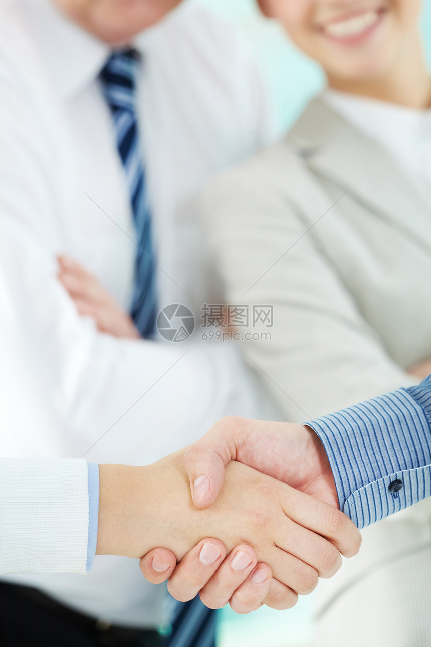 签署合同后商业伙伴握手照片图片