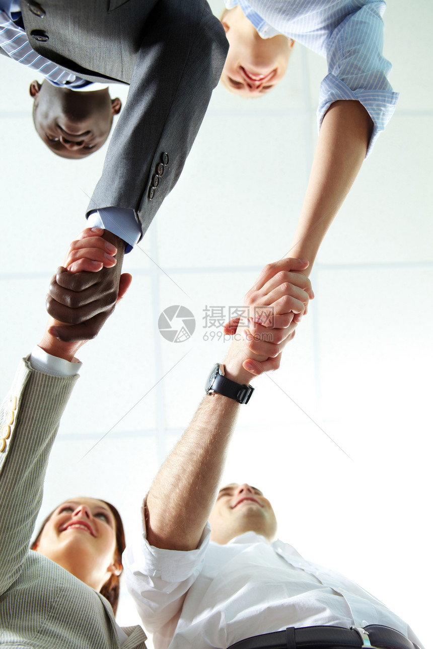 在两对成功的合伙人握手图片