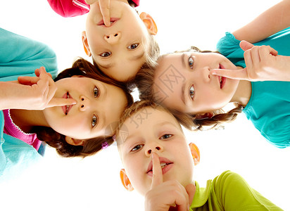 一群儿童用嘴唇指着儿童的手图片