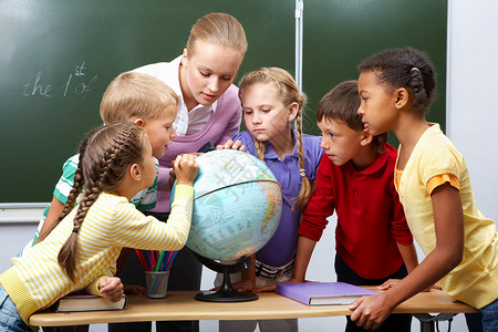 学生在地理课期间聆听教师的地球观图片