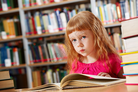 聪明的女孩在图书馆看书的肖像图片