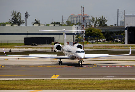 豪华私人喷气式飞机在停机坪图片