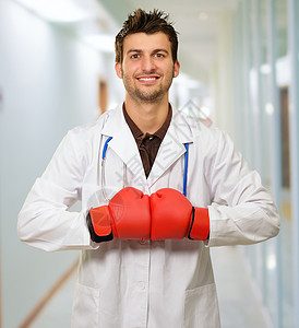 医生红拳手套在绿图片