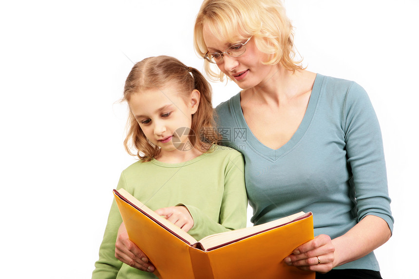 慈爱的母亲和女儿一起阅读书图片