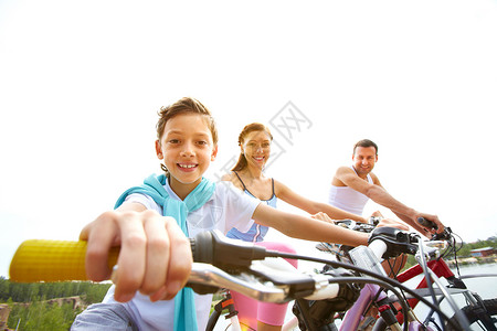和父母一起骑自行车的快图片