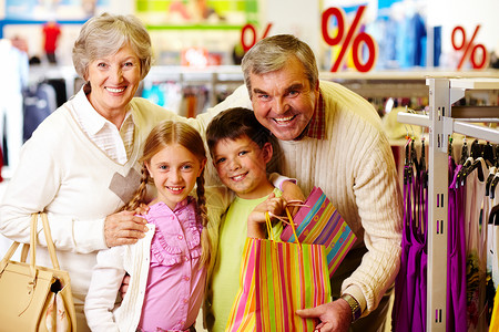 购物时对快乐的祖父母和图片