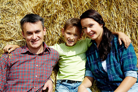 三个幸福家庭在农村休息图片
