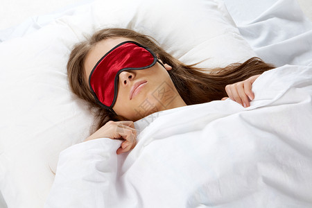 蒙着眼罩睡在毯子下的一个年图片