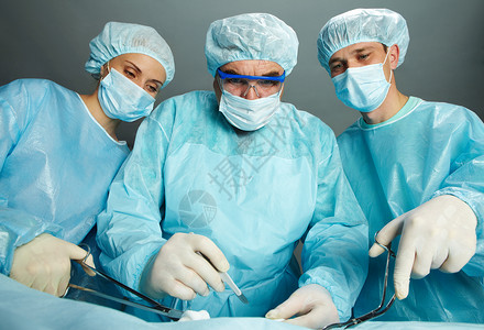 三个外科医生的肖像令图片