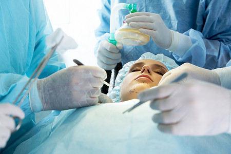 年轻女患者在手术前闭着眼睛躺下图片