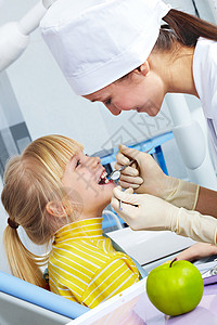 牙医给小女孩做牙齿检查的图片图片