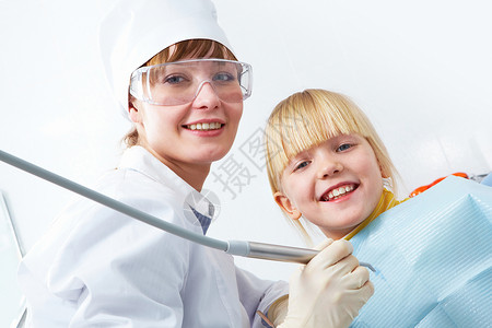 女牙医和小女孩看照相图片