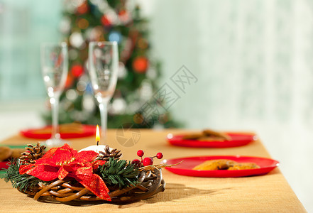 圣诞餐桌背景上带长笛和盘子的图片