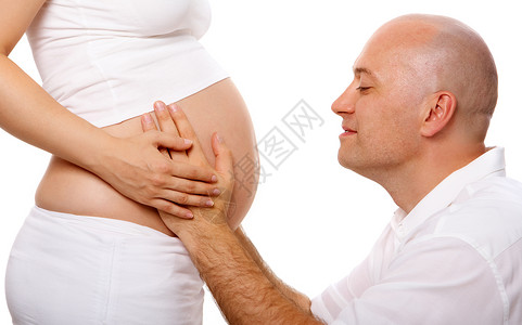 怀孕妇肚子的图像与丈夫一起看着她肚子图片