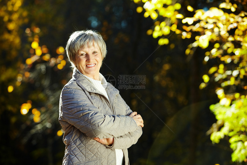 秋天公园里的老妇人照片图片