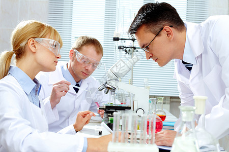 一组临床医生在实验室试验新物质图片