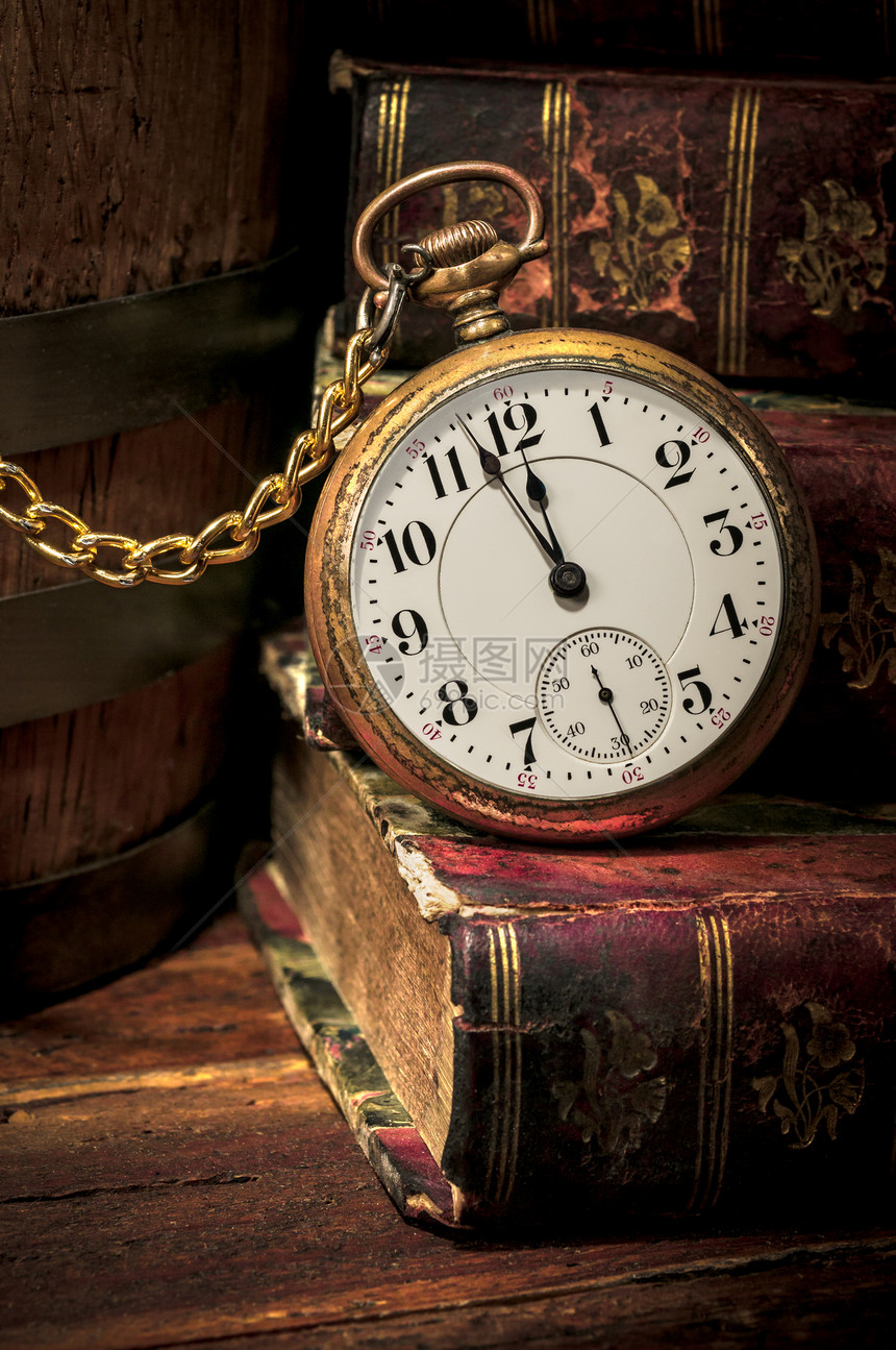 古老的时钟显示几分钟到午夜图片