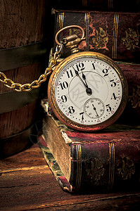 古老的时钟显示几分钟到午夜图片
