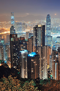 香港市的天际线与维多利亚港和摩天大楼在夜幕下由灯光照亮图片