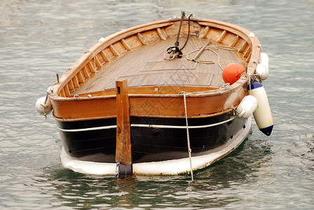 旧船漂浮背景图片