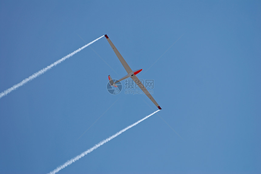 反对清楚的蓝天的滑翔机图片