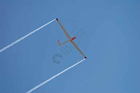 反对清楚的蓝天的滑翔机高清图片