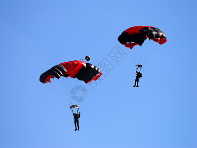 两名跳伞运动员下降背景图片