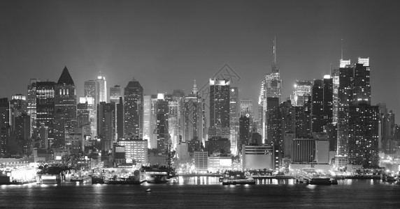 纽约市曼哈顿市中心天线黑白夜幕摩天大楼在哈德逊河上图片