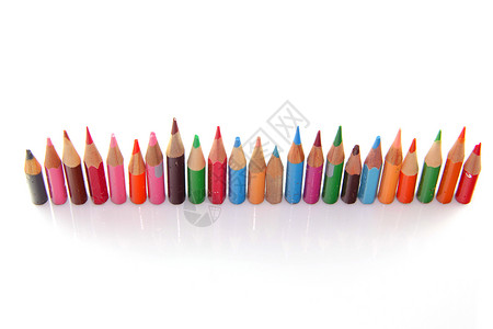 整齐排列的不同颜色的短铅笔图片