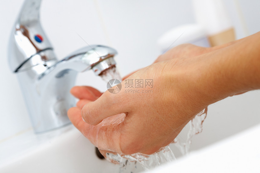 人的手在自来水的纯净水流中清洗的特写镜头图片
