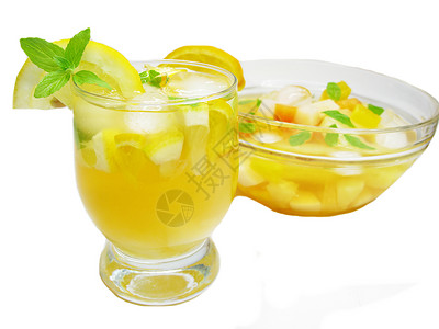 在碗和玻璃杯中加冰的水果cruchon鸡尾酒潘趣酒图片
