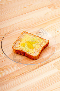 一片全麦面包加黄油和蜂蜜图片