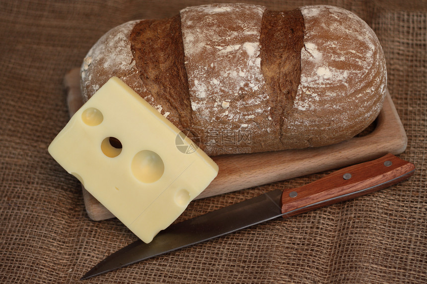 传统黑麦面包和奶酪浅DOF图片