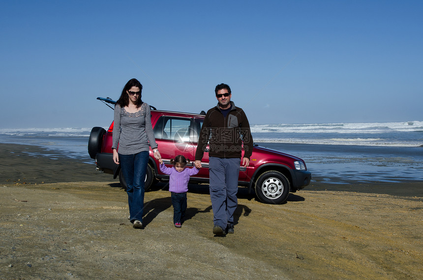 家人乘坐四轮驱动车在新西兰北部90英里海滩上行驶图片