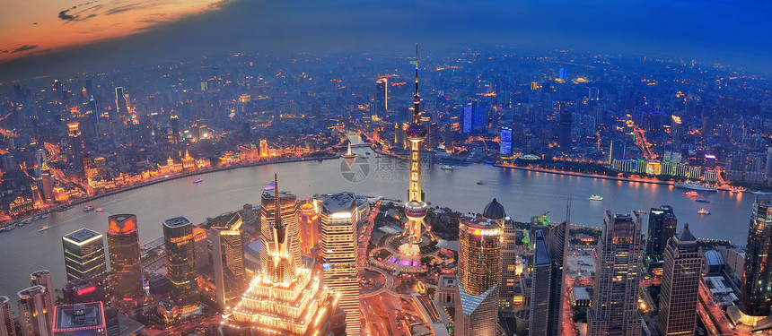 与城市建筑和河流相伴的上海图片