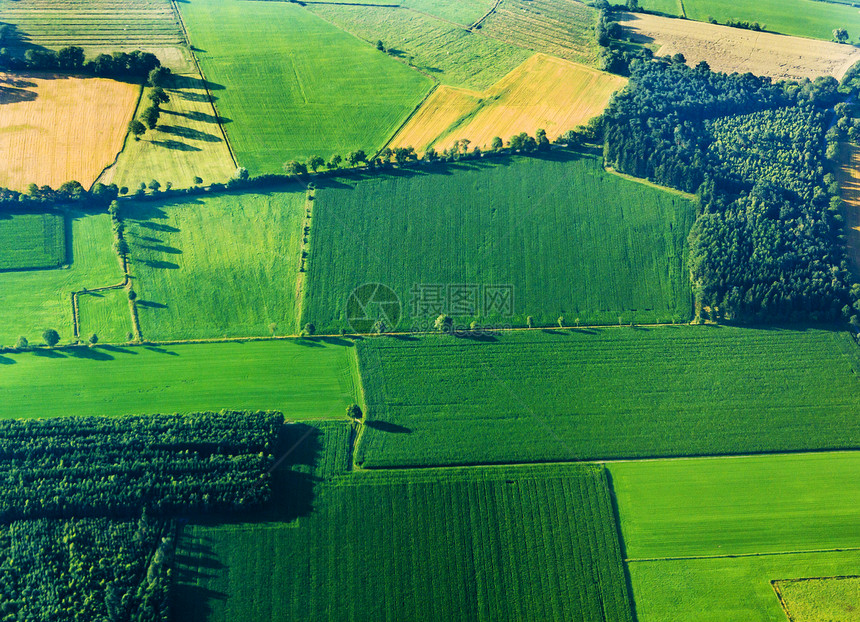 绿色田野和斜坡的鸟瞰图图片