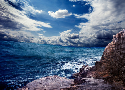 海洋风暴和岩石图片