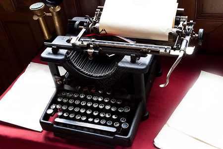 作家桌上的旧打字机和普通纸图片