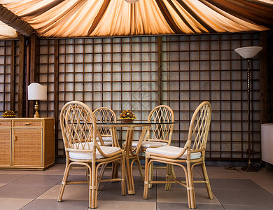 玻璃桌和柳条椅优雅的内饰图片