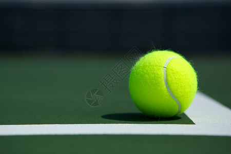 球场上的网球特写图片