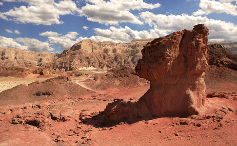 以色列阿拉瓦沙漠Timna公园背景的蘑菇状红岩和山峰浏览校图片