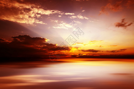 海上夕阳红乌云密布背景图片