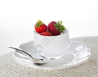 白盘玻璃碗草莓早餐图片
