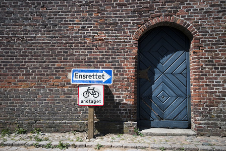 丹麦里贝旧砖墙和蓝色门外背景图片