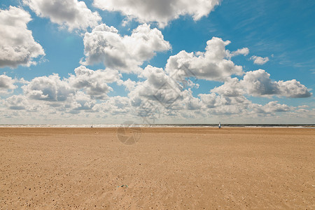 与蓝色多云天空的沿海风景在夏日荷兰北海艾默伊登图片
