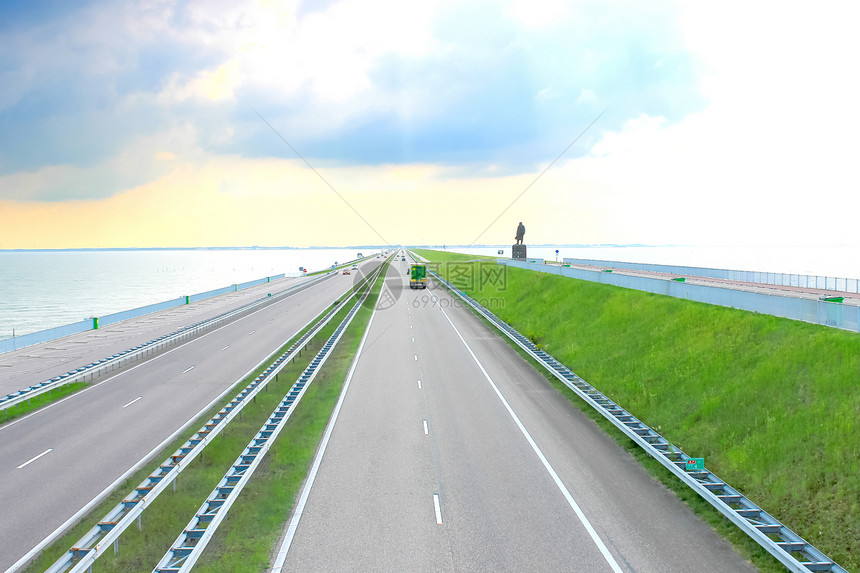 荷兰大坝上的公路位于荷兰的图片